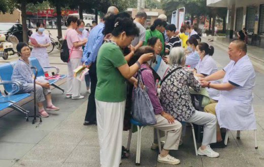 健康义诊进小区 物业服务暖人心